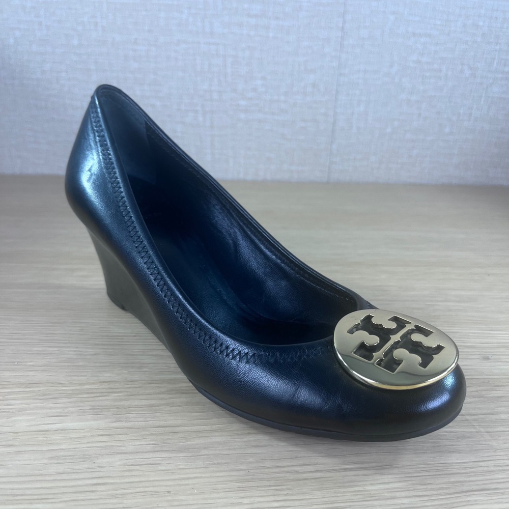 Tory Burch Sally Black Leather Wedge Pumps Gold Reva Logo Medallion Size 7M